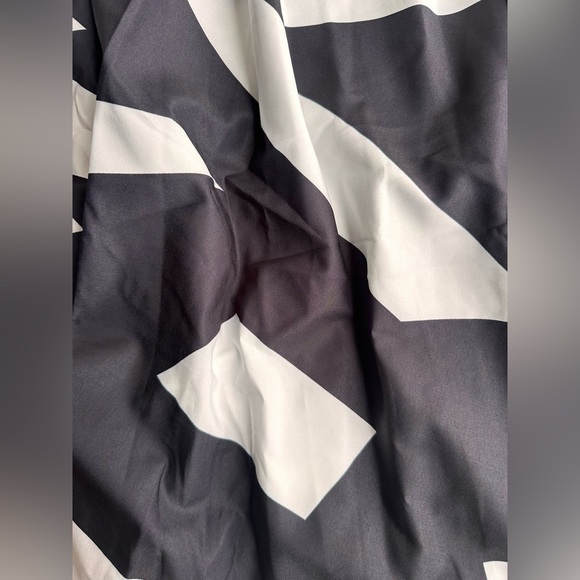 Plus Black and White Geo Print Flare Skirt Sz 5xl - Picture 5 of 7